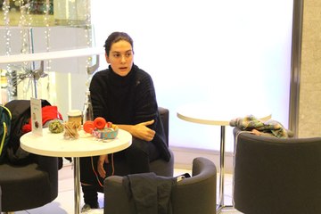 Bergüzar Korel, AVM'de Kazak Örerken Görüntülendi