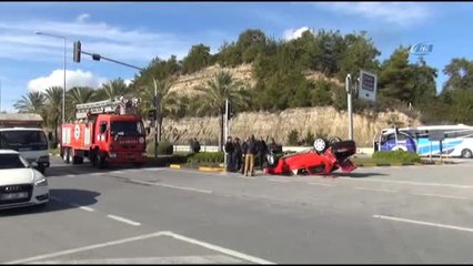 Takla Atan Otomobilden Çıkan Sürücü Emniyet Kemeri Uyarısında Bulundu