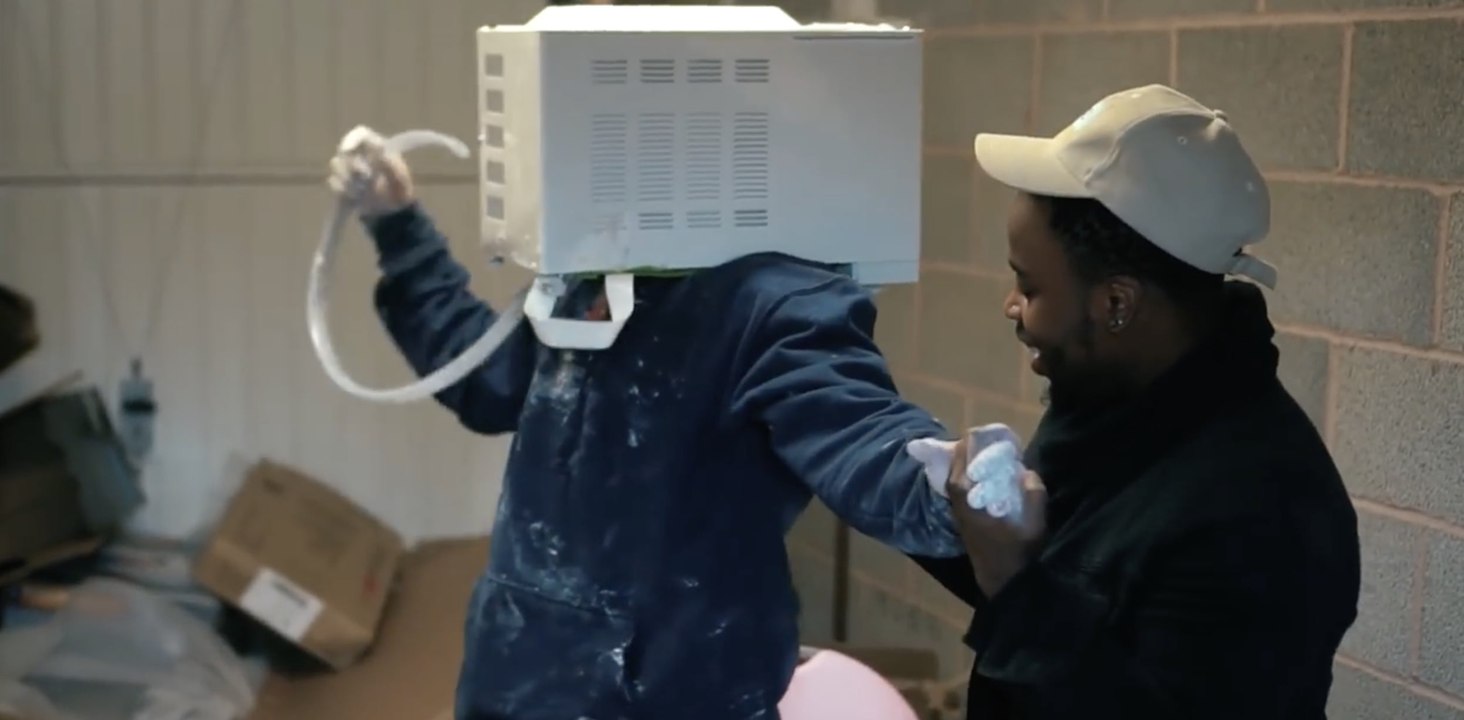 Il échappe à la mort en plaçant sa tête dans un micro onde rempli de ciment pour une blague