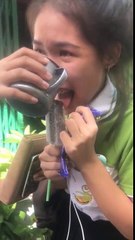 Elle a la langue collée à une glace (Thaïlande)
