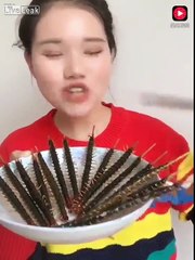 La vidéo malaisante d'une femme capable de manger tout type d'insectes