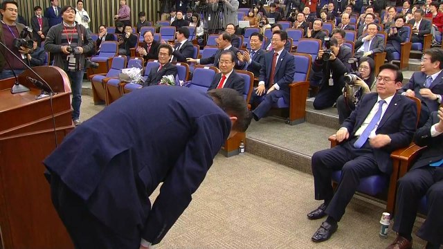 [현장영상] 잘 하겠습니다 고개 숙인 한국당 신임 원내대표 김성태 / YTN