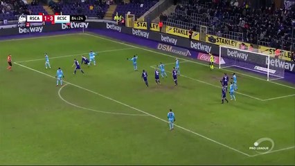 Kırmızı kart gördü, kapıya kafa attı