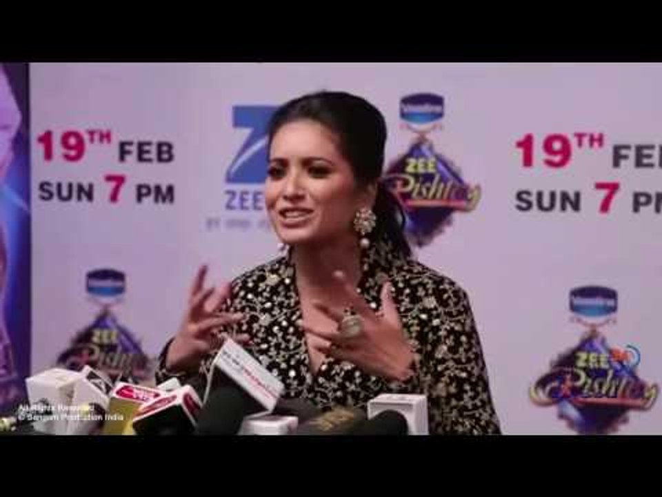 Beautiful Asha Negi Makes Fun at The Red Carpet of at Zee Rishtey Awards 2017