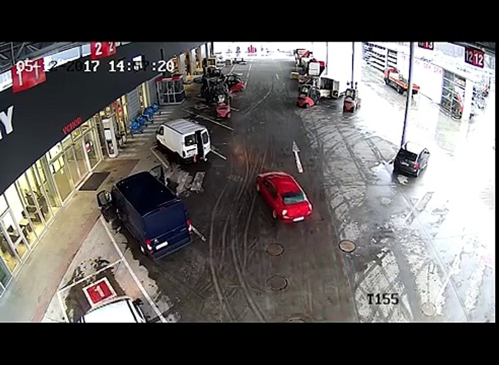 Des employés bloquent des voleurs avec des chariots élévateurs