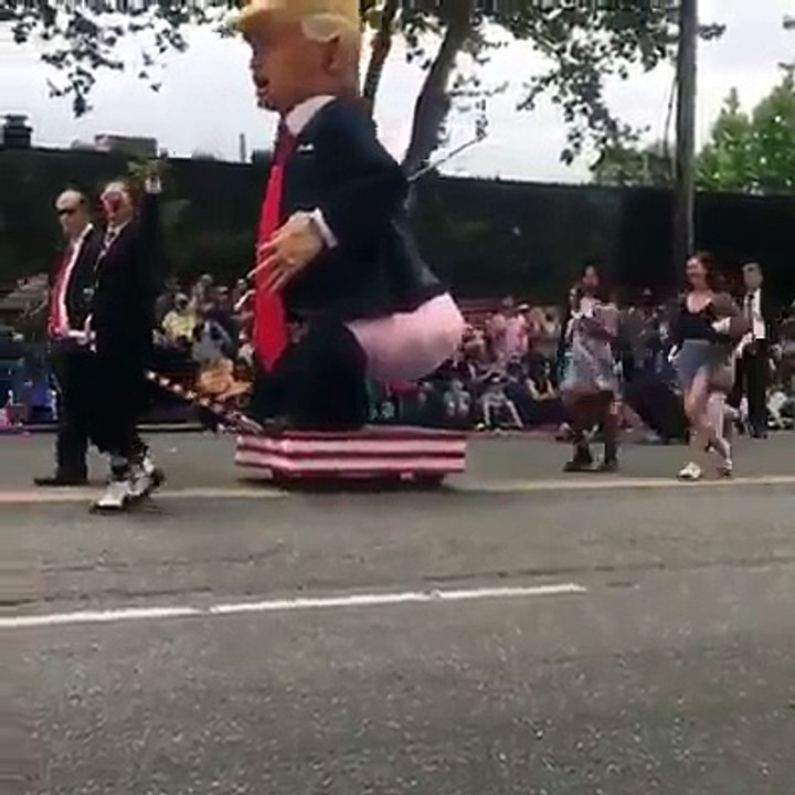 Donald trump ka putla ko log kaisa badardi sa mar raha hain