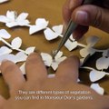 La création des fleurs en papier à l'exposition Dior du musée des Arts décoratifs