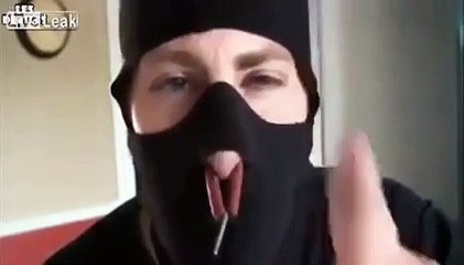 Ce débile se met un pétard dans chaque narine et va le regretter