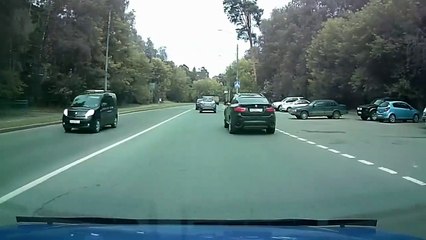 Un conducteur impatient force le passage et se fait punir en Russie