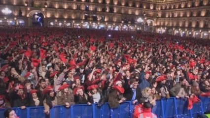 Miles de jóvenes celebran la Nochevieja Universitaria en Salamanca