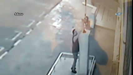 PKK Yandaşının Atatürk’e Çirkin Saldırısı Kamerada