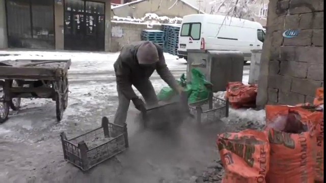 Yanmış Kömür Toplayarak Ailesini Geçindiriyor