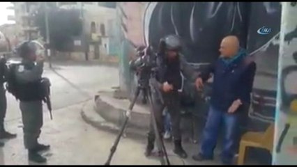 İsrail Askerleri Filistinli Gazeteciyi Gözaltına Aldı