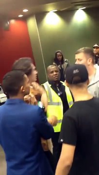 Cet ado bourré dans un Mcdo provoque tout le monde et se fait vite calmer !