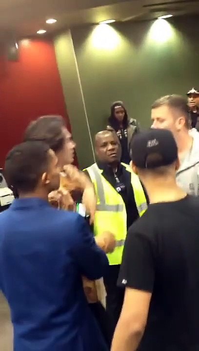 Cet ado bourré dans un Mcdo provoque tout le monde et se fait vite calmer !