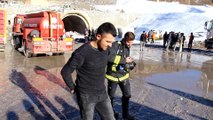 Geminbeli Tüneli inşaatında yangın çıktı: 13 işçi zehirlendi - SİVAS