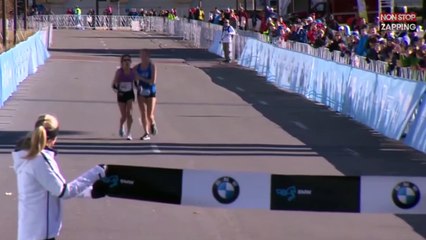 Video herunterladen: Une femme gagne le marathon de Dallas grâce à l'aide d'une autre coureuse (vidéo)