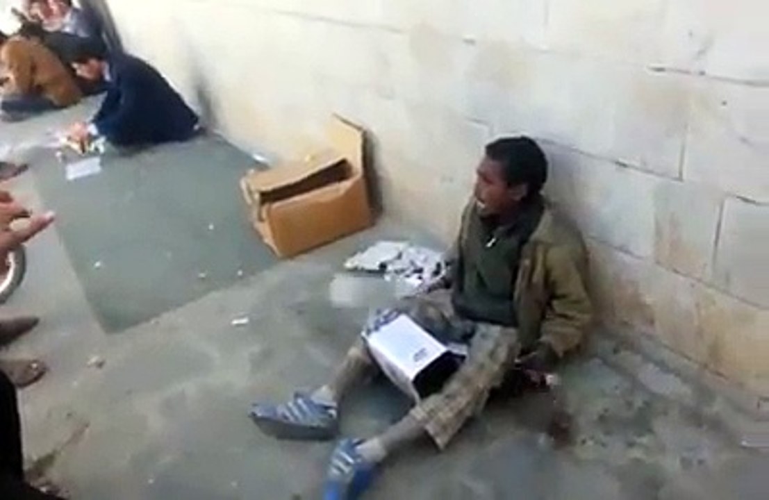 أغنية لطفل يمني بالوسائل التقليدية في الشارع العام حول اليهود{رائع}