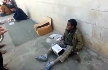 أغنية لطفل يمني بالوسائل التقليدية في الشارع العام حول اليهود{رائع}