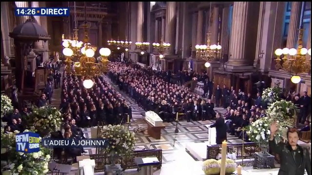 Très ému, Jean Reno lit L’Escargot durant la cérémonie religieuse pour #JohnnyHallyday