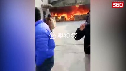 Punonjesi digjet ne zjarr pasi u kthye me vrap per te marr celularin qe kishte harruar brenda (360video)