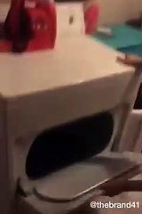 il cache sa maîtresse dans un endroit insolite