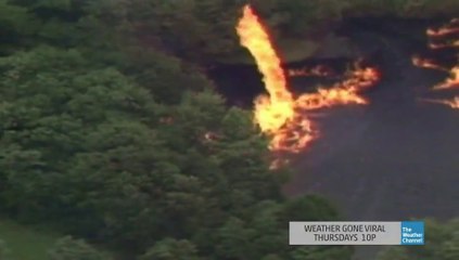 Une Tornade de feu se forme pendant l'incendie d'une usine de Whisky frappé par la foudre.