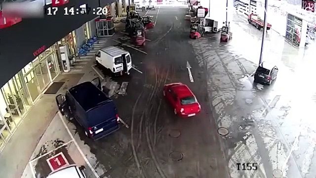 Des employés bloquent des braqueurs avec des chariots élévateurs !