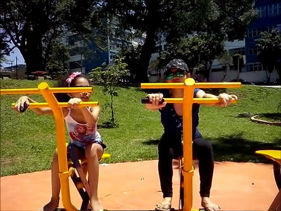 Emilly dançando Ariana Grande-Side To Side ft. Nicki Minaj