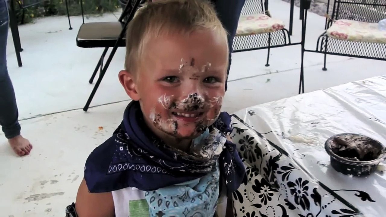 HAHAHA ! Kid Eated The Pie