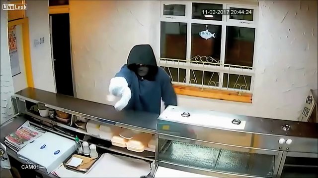 RAPINA CON UN SACCHETTO DI PLASTICA E UNA BANANA -