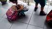 Cette fillette veut emmener son chien dans son sac d'école... Trop mignonne