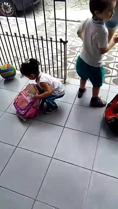 Cette fillette veut emmener son chien dans son sac d'école... Trop mignonne