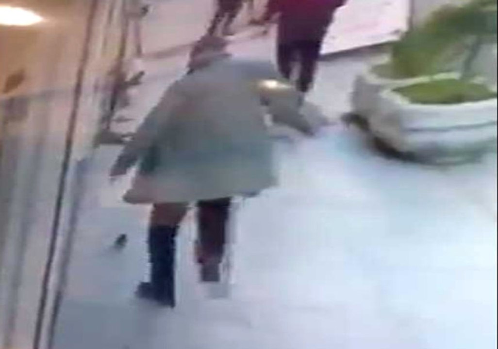 Fareyi Tekmeyle Kovalayan Adam Güvenlik Kamerasında