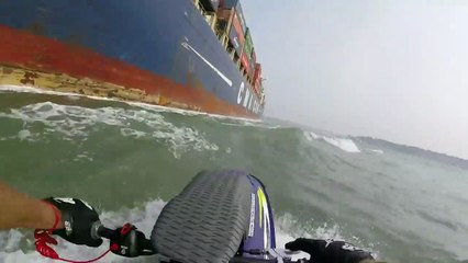 Il fait du jet ski trop près d'un bateau et manque de se faire découper par l'hélice