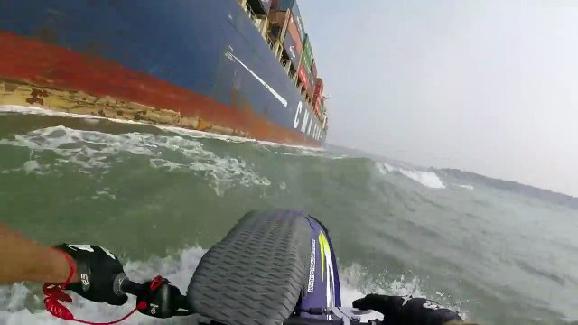 Il fait du jet ski trop près d'un bateau et manque de se faire découper par l'hélice