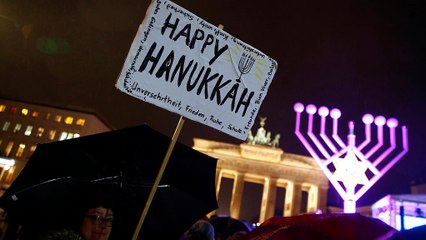 "Licht gegen die Dunkelheit": Chanukka-Leuchter in Berlin entzündet