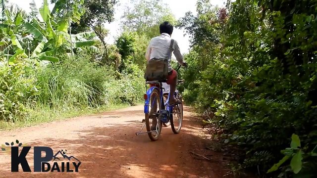Terrifying! Brave Brothers Catch Big Snake while going to school - Catch Snake Big On The Road