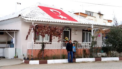 Bayrak Sevgisini Evinin Çatısına İşledi