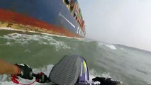 Ce débile en jet ski passe trop près d'un cargo et évite la catastrophe de peu