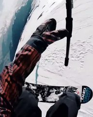 Ce rider lâche sa caméra en plein saut de Snowboard !