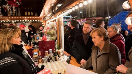 Меркель критикуют за ярмарку