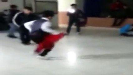 Düğünde oynayan çocuğa tekme