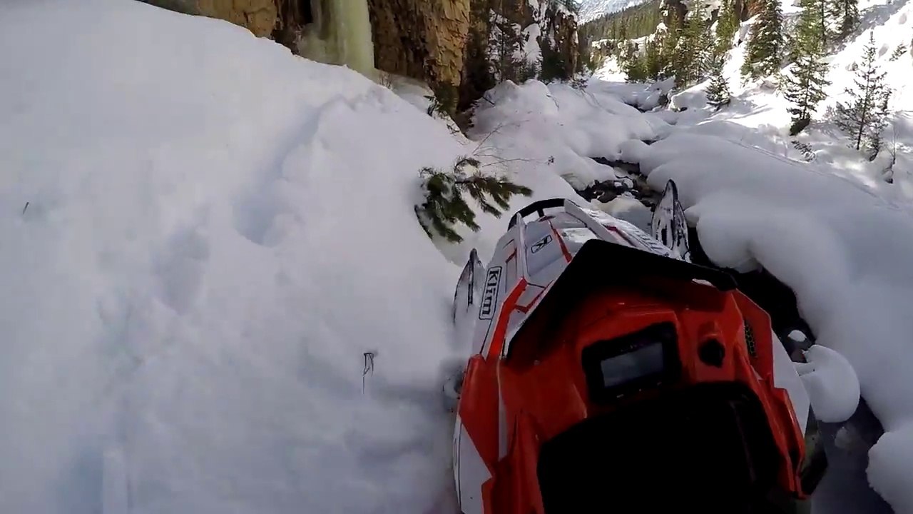 Ce rider en Motoneige prend des chemins impossibles en montagne !