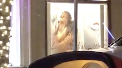 Descargar video: Déguisé en chewbacca il va chez le coiffeur avant l'avant-première du film Star Wars VIII à Londres !