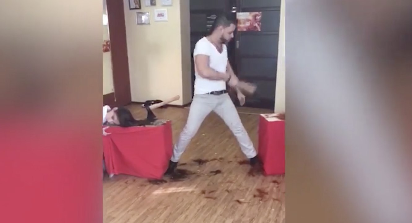 Coiffer à la hache ! Ce coiffeur coiffe 2 femmes en même temps avec des haches !