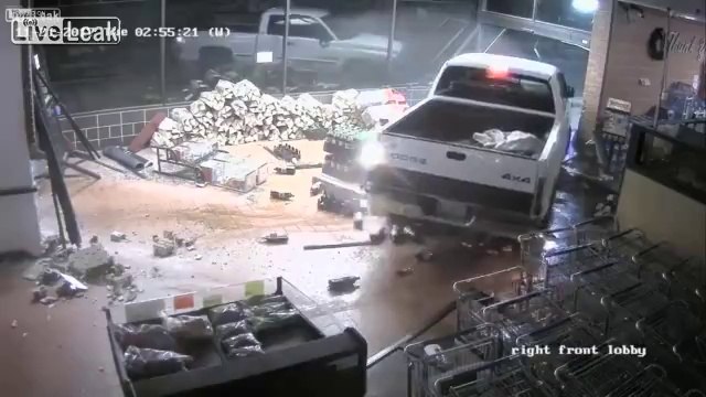 Rentrer en 4x4 dans un supermarché... pour voler le distributeur de billets !