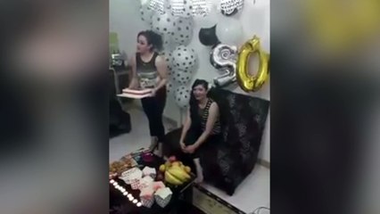 Sopla las velas y se incendia por culpa de sus amigos