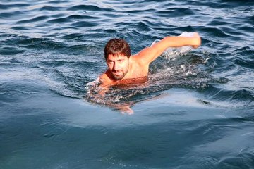 İstanbul'da Tarihi Gün! Hava Sıcaklığı 20 Dereceyi Gördü, Vatandaşlar Denize Girdi