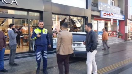 Düzce Ticari Araçla Çarpışan Otomobil Mağazaya Girdi